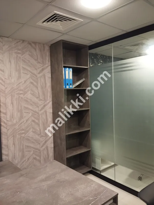 چوتھی منزل کا فرنشڈ آفس سائز 945 مربع فٹ کرایہ پر دستیاب ہے۔