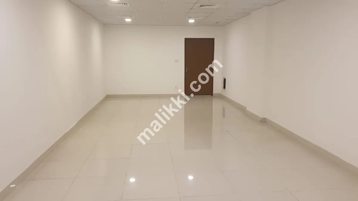 تیسری منزل کوئی کھڑکی نہیں 611 مربع فٹ آفس کرایہ پر دستیاب ہے۔