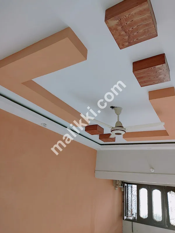 ماڈل کالونی میں فوری مکان برائے فروخت