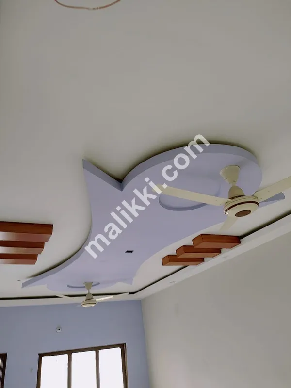 ماڈل کالونی میں فوری مکان برائے فروخت