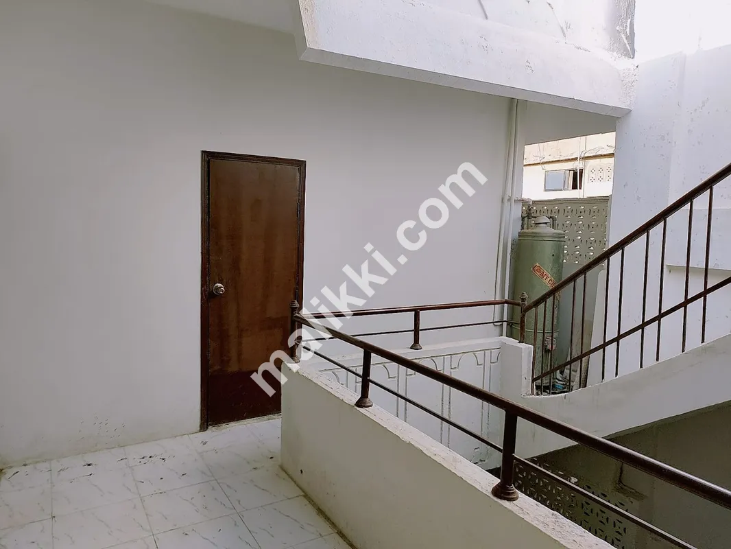 ماڈل کالونی میں فوری مکان برائے فروخت