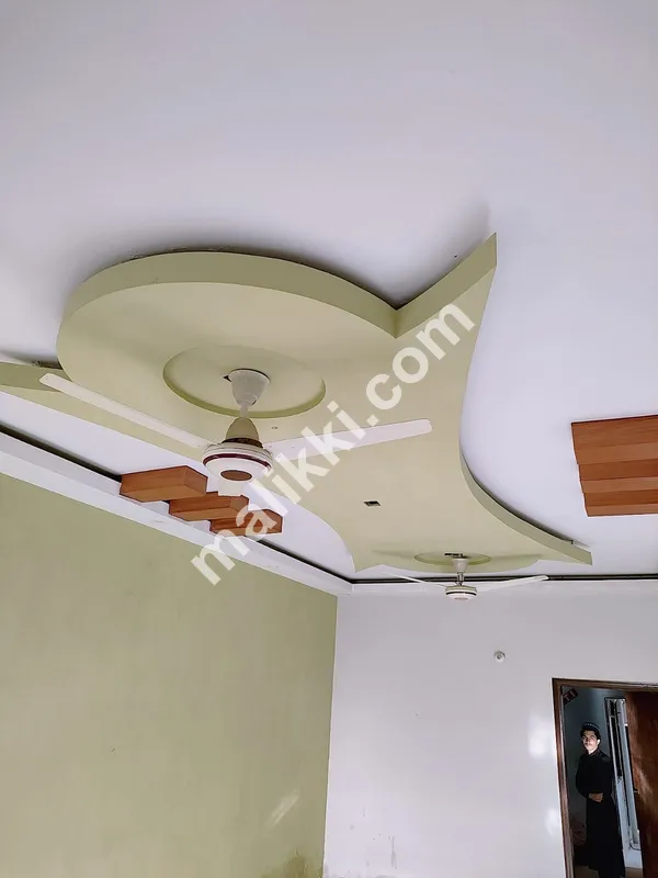 ماڈل کالونی میں فوری مکان برائے فروخت