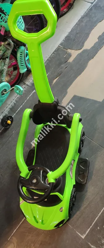 گھمککڑ کار سبز رنگ