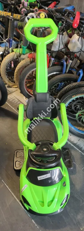 گھمککڑ کار سبز رنگ