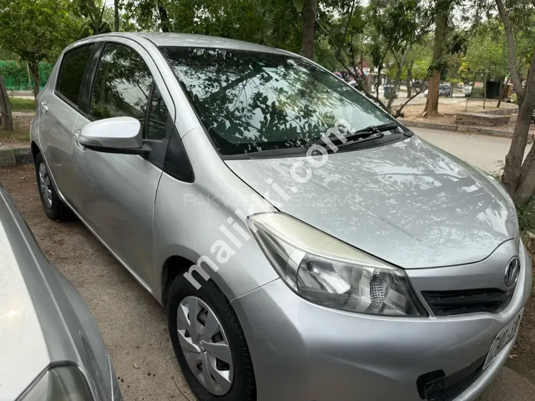 Toyota Vitz F 1.0 2013