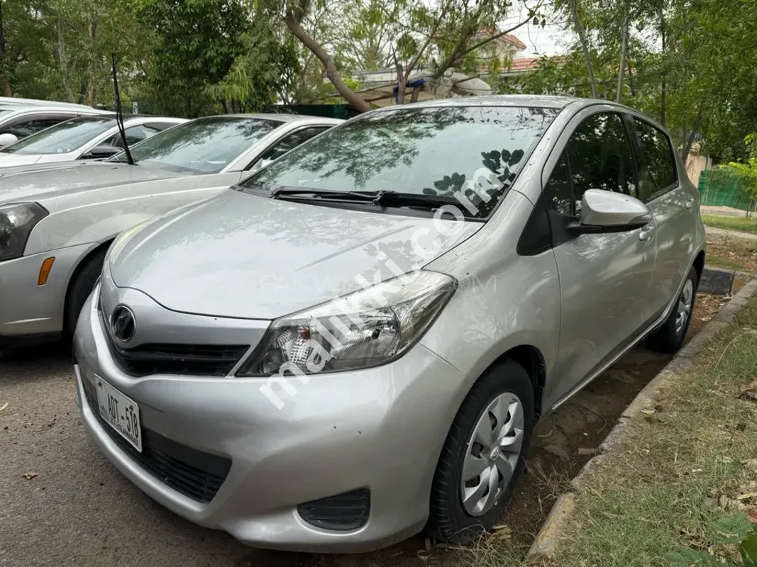Toyota Vitz F 1.0 2013-0