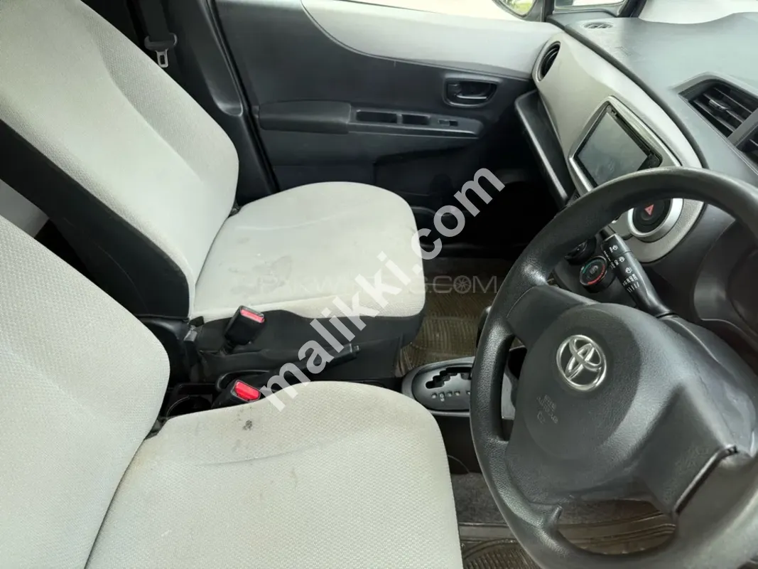 Toyota Vitz F 1.0 2013