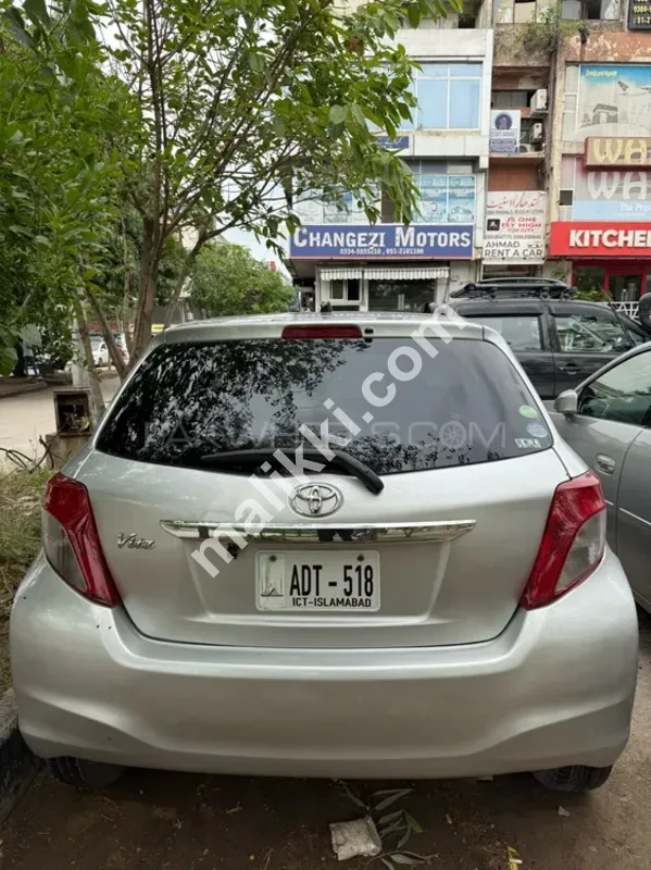 Toyota Vitz F 1.0 2013