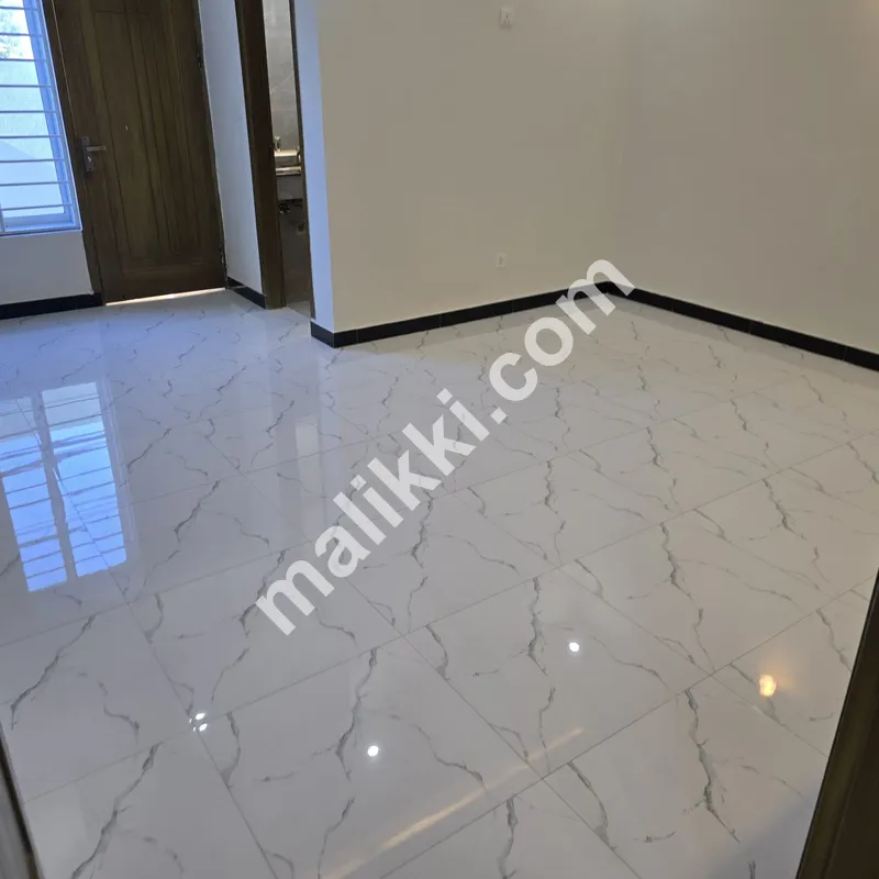 07 Marla House Available For Sale