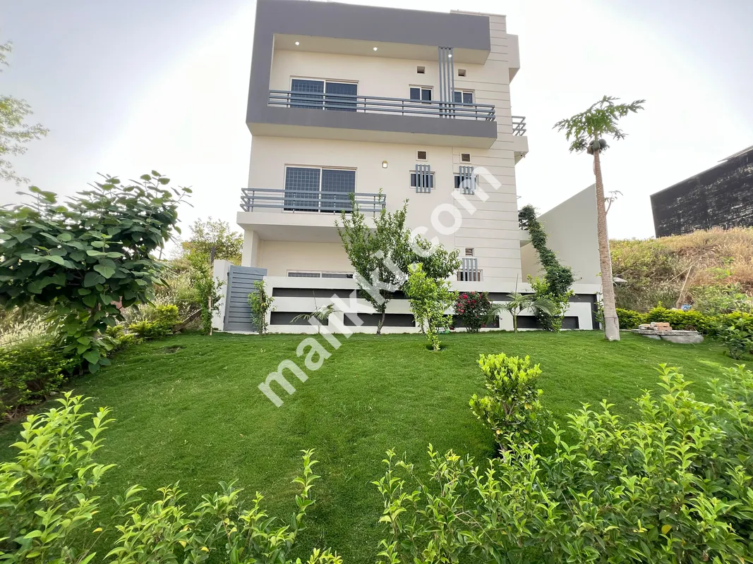 اونچائی والے مقام پر مالک نے ٹھوس مکان بنایا -0