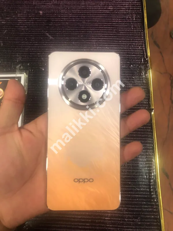 Oppo Reno 12f 5G فون فروخت کے لیے دستیاب ہے۔