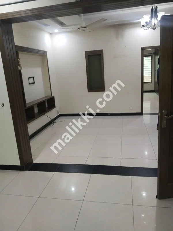  G-15 اسلام آباد میں کرایہ کے لیے اوپر والا حصہ 