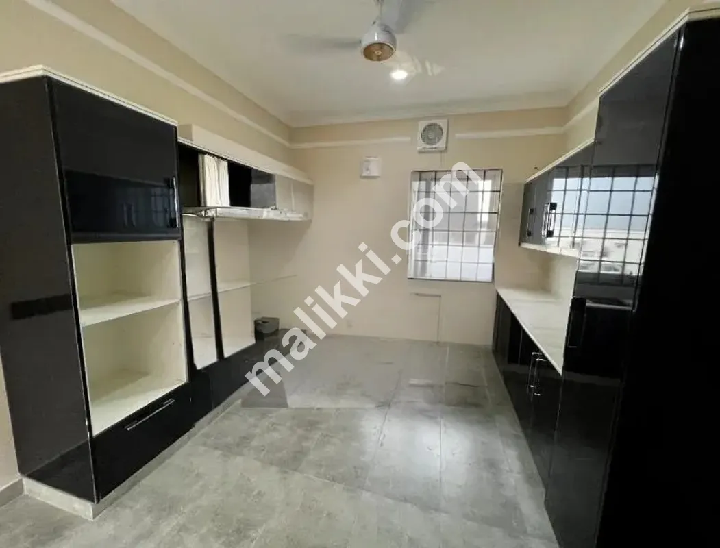 ڈی ایچ اے 24 مرلہ ڈیزائنر ہاؤس ڈبل یونٹ ہاٹ لوکیشن 5 بیڈ منسلک حمام کے ساتھ