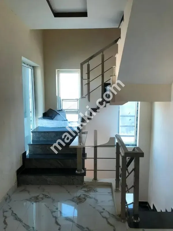 بحریہ ٹاؤن فیز 8 میں 10 مرلہ بالکل نیا مکان ڈبل یونٹ ہاؤس انویسٹر ریٹ پر