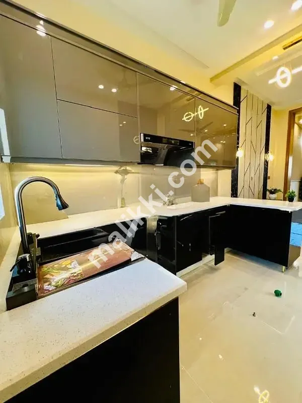 بحریہ ٹاؤن فیز، 8 5 مرلہ بالکل نیا خوبصورت گھر 2 مرلہ ایکسٹرا لینڈ بیک سائیڈ