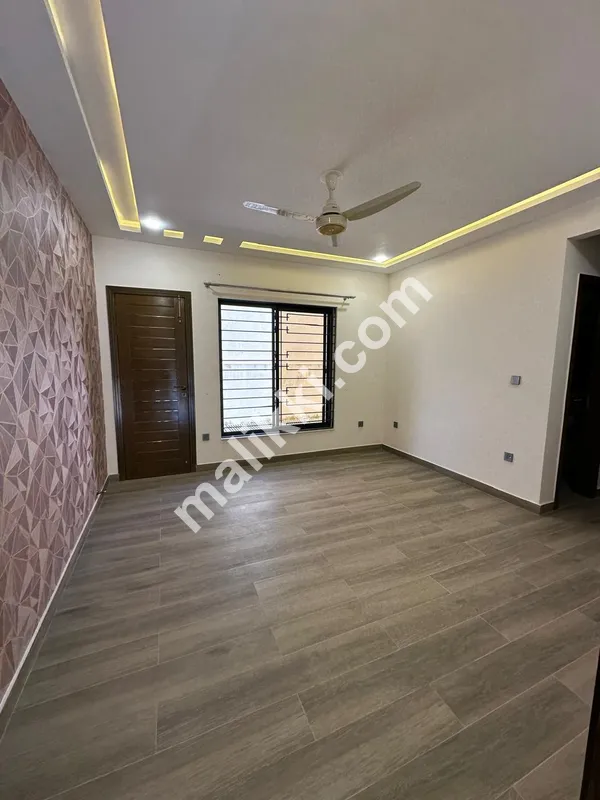 بالکل نیا ٹرپل سٹوری مکان کرایہ پر دستیاب ہے۔ 