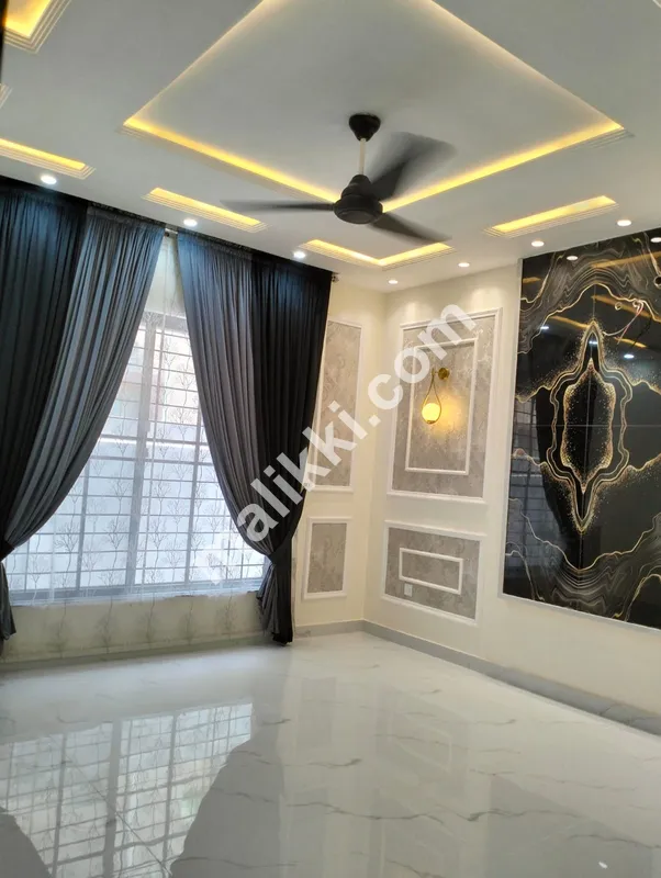 10 Marla Luxury Designer Double Heighted Brand New House For Sale