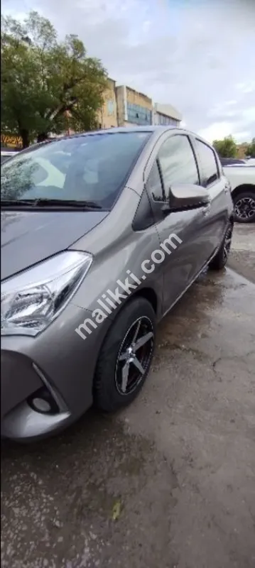 TOYOTA VITZ F 1.0 for sale