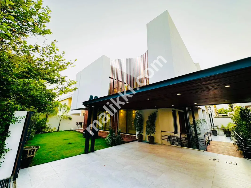 ٹرپل سٹوری بالکل نیا ماڈرن ڈیزائن ہاؤس برائے فروخت