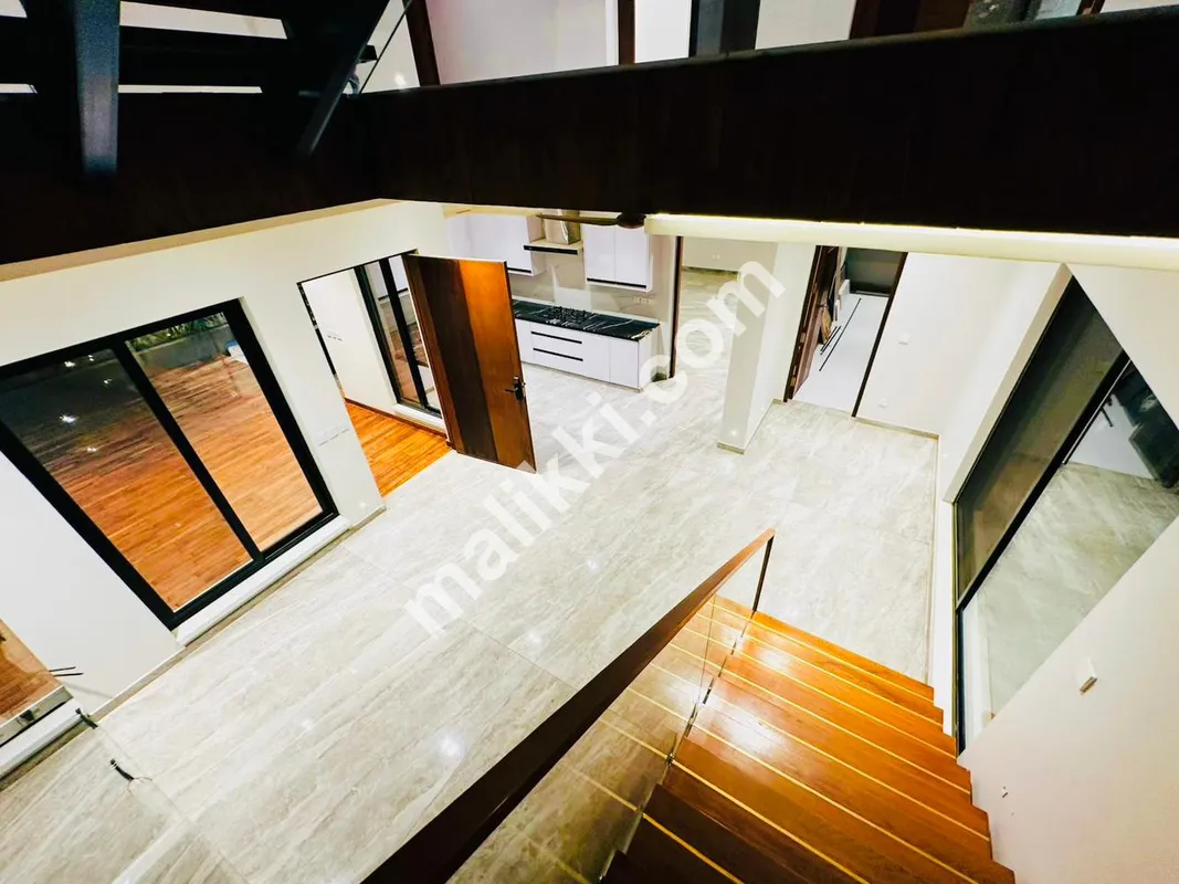 ٹرپل سٹوری بالکل نیا ماڈرن ڈیزائن ہاؤس برائے فروخت