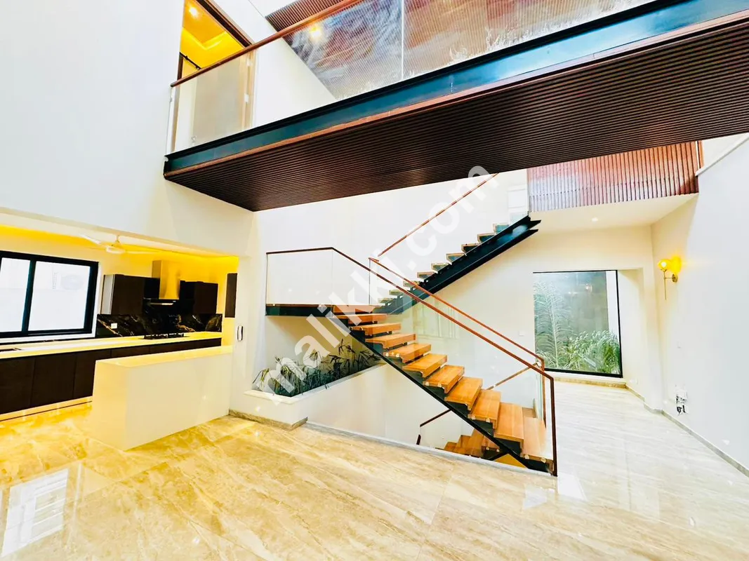 ٹرپل سٹوری بالکل نیا ماڈرن ڈیزائن ہاؤس برائے فروخت