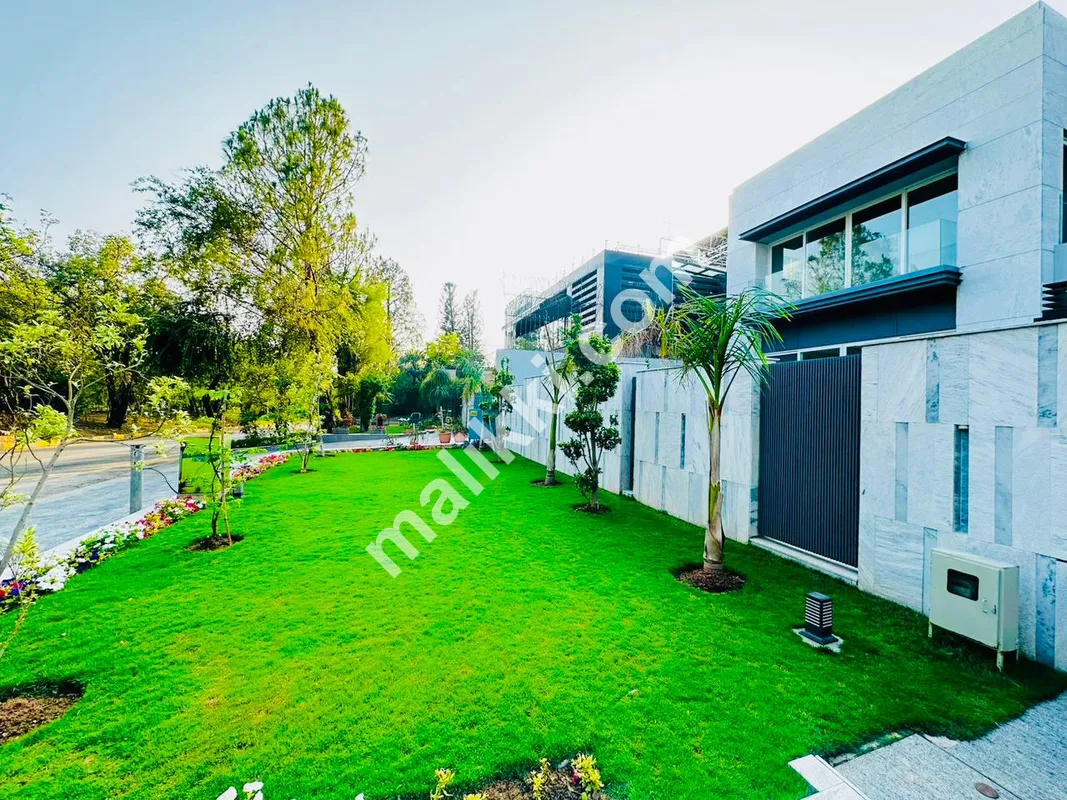  E-7 اسلام آباد میں ٹرپل سٹوری جدید ڈیزائن کا مکان برائے فروخت     