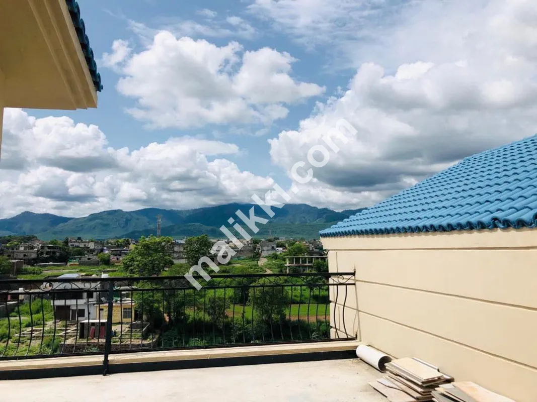 بنی گالہ میں 8 مرلہ مکان کرایہ پر دستیاب ہے۔