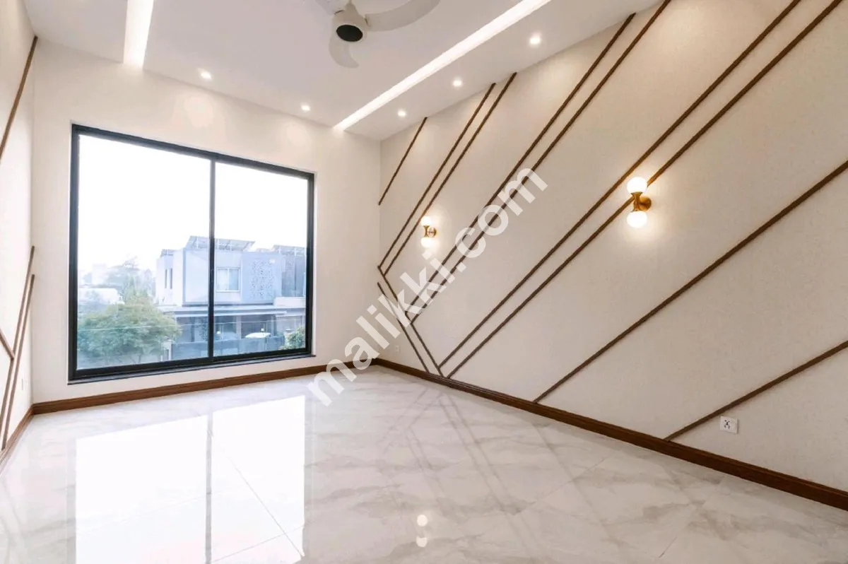 1 کنال بالکل نیا کارنر ہسپانوی بنگلہ جس میں تہہ خانے مکمل طور پر فرنشڈ ہاؤس ہے۔