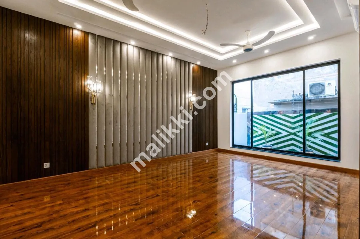 1 کنال بالکل نیا کارنر ہسپانوی بنگلہ جس میں تہہ خانے مکمل طور پر فرنشڈ ہاؤس ہے۔