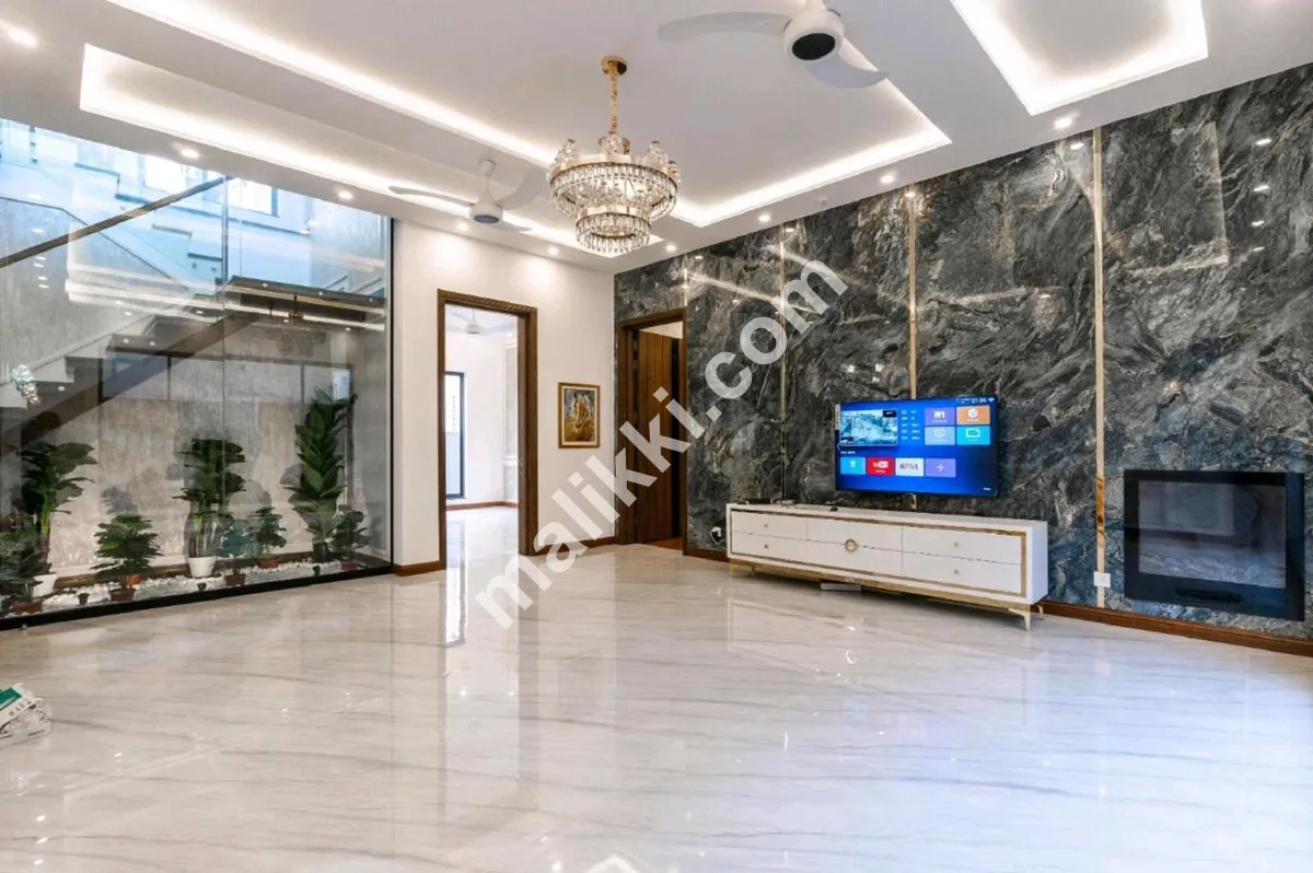 1 کنال بالکل نیا کارنر ہسپانوی بنگلہ جس میں تہہ خانے مکمل طور پر فرنشڈ ہاؤس ہے۔