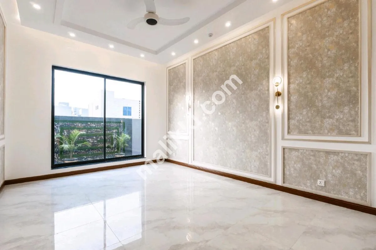 1 کنال بالکل نیا کارنر ہسپانوی بنگلہ جس میں تہہ خانے مکمل طور پر فرنشڈ ہاؤس ہے۔