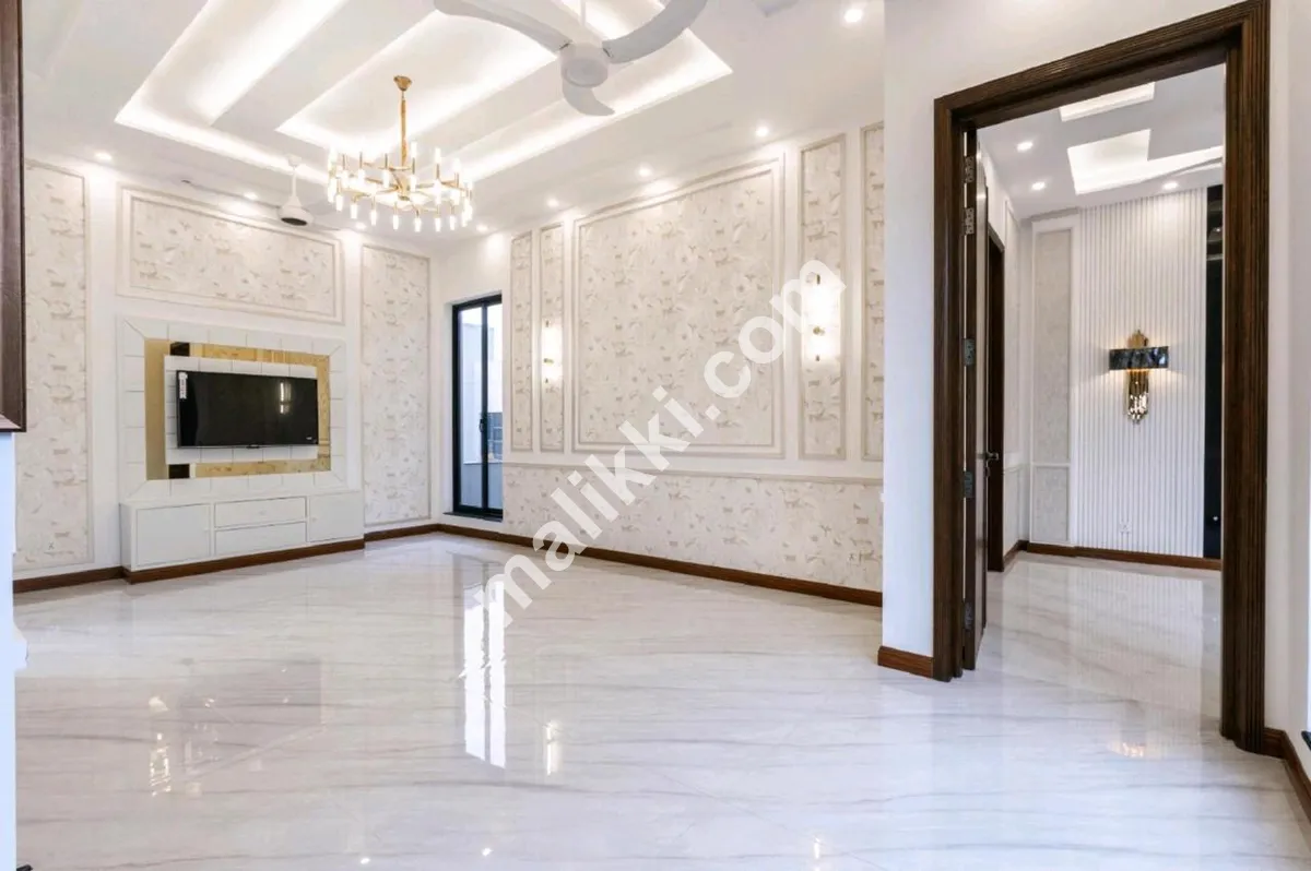 1 کنال بالکل نیا کارنر ہسپانوی بنگلہ جس میں تہہ خانے مکمل طور پر فرنشڈ ہاؤس ہے۔